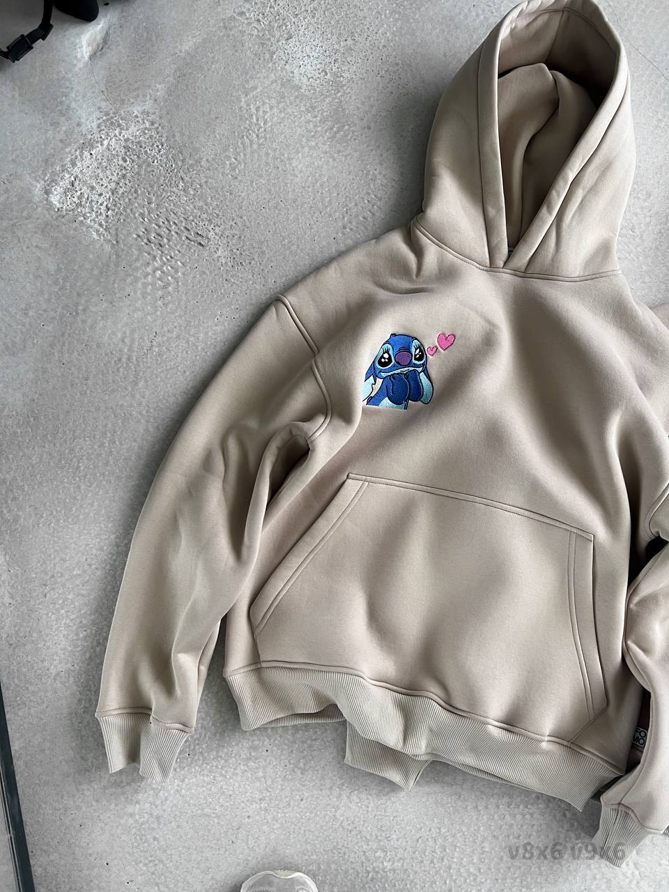 photo_2026-01-17_13-06-07 Женское Бежевое Худи Оверсайз с Вышивкой Стич - Утепленное на Флисе