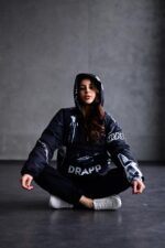 Женский Утепленный Черный Анорак в Принт с Крыльями на Спине