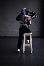 Женский Утепленный Черный Анорак в Принтах