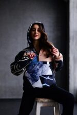 Женский Утепленный Черный Анорак в Принтах