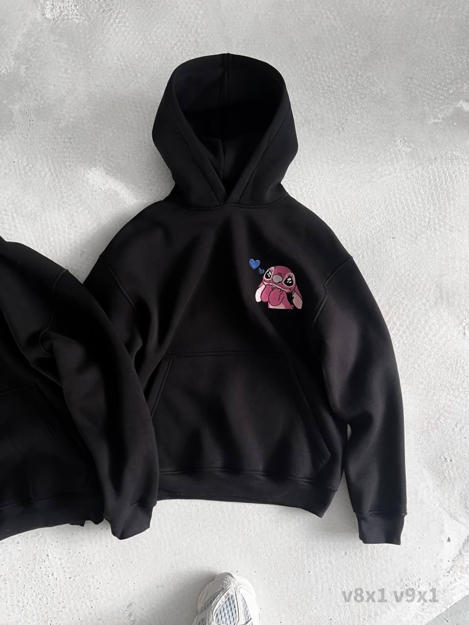 photo_2026-01-18_10-31-45 Женское Утепленное Черное Худи Оверсайз на Флисе с Маленькой Вышивкой Стич Ангел