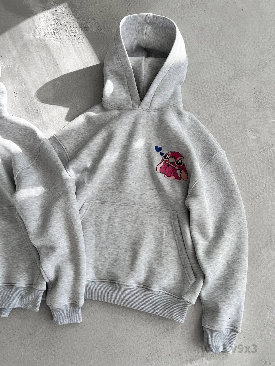 photo_2026-01-18_12-08-32 Женское Утепленное Худи Серое Меланж Оверсайз на Флисе с Маленькой Вышивкой Стич Ангел