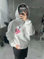 Женское Утепленное Белое Худи Оверсайз на Флисе с Маленькой Вышивкой Стич Ангел