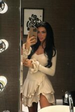 Женское Приталенное Бежевое Платье Мини с Воланами и Глубоким Декольте