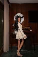 Женское Приталенное Бежевое Платье Мини с Воланами и Глубоким Декольте