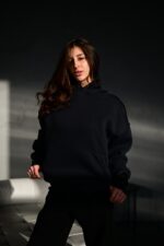Женское Базовое Черное Худи Оверсайз с Утеплением на Флисе