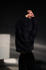 Женское Базовое Черное Худи Оверсайз с Утеплением на Флисе