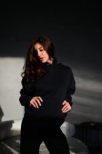 Женское Базовое Черное Худи Оверсайз с Утеплением на Флисе