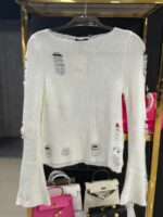 Женский Молочный Рваный Свитер - Приталенный с Рукавами Клеш