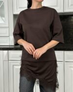 Женская Удлиненная Коричневая Футболка с Кружевной Обробкой по Низу