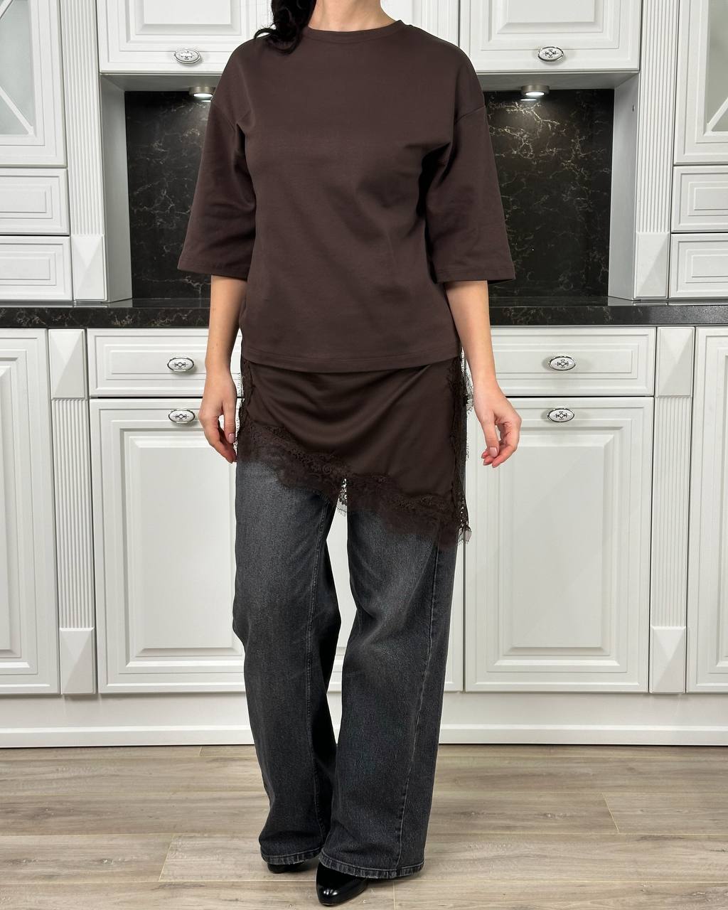 photo_2026-01-26_09-32-46 Женская Удлиненная Коричневая Футболка с Кружевной Обробкой по Низу