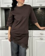 Женская Удлиненная Коричневая Футболка с Кружевной Обробкой по Низу
