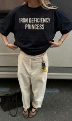 Женская Объемная Черная Футболка Оверсайз с Надписью "Iron Deficiency Princess"