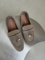 Женские Классические Замшевые Бежевые Туфли Лоферы с Декором