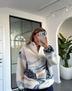 Женская Теплая Флисовая Белая Кофта с Принтом - Флиска Оверсайз с Высокой Горловиной на Змейке