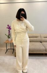 Женский Базовый Приталенный Молочный Костюм на Пуговицах (Кардиган + Штаны)