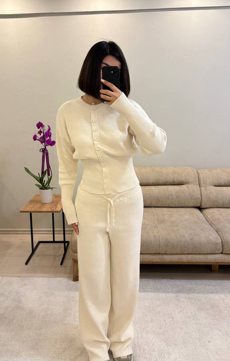 photo_2026-02-02_12-12-38 Женский Базовый Приталенный Молочный Костюм на Пуговицах (Кардиган + Штаны)