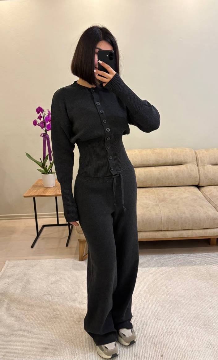 photo_2026-02-02_12-12-50 Женский Базовый Приталенный Графитовый Костюм на Пуговицах (Кардиган + Штаны)