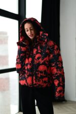 Женская Красная Куртка с Капюшоном в Принт с Черепами