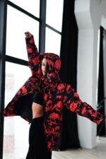 Женская Красная Куртка с Капюшоном в Принт с Черепами