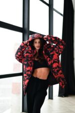 Женская Красная Куртка с Капюшоном в Принт с Черепами