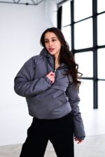 Женский Утепленный Темно-Серый Анорак с Нашивкой на Рукаве