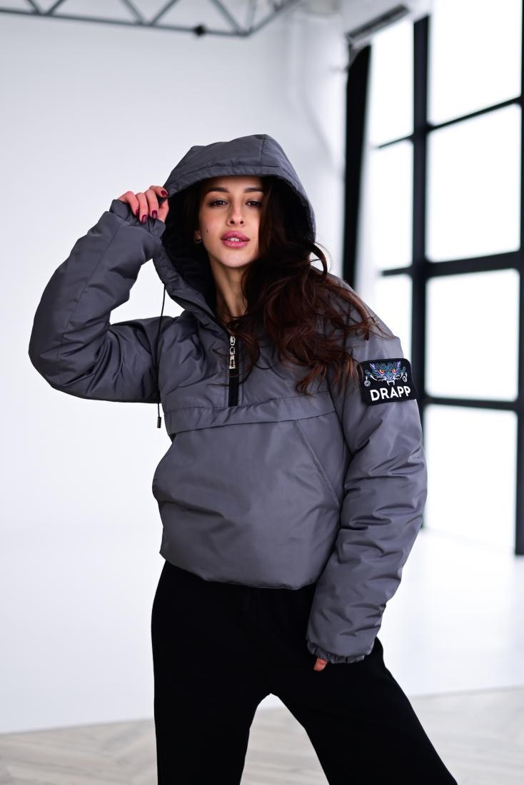 photo_2026-02-03_08-58-06 Женский Утепленный Темно-Серый Анорак с Нашивкой на Рукаве