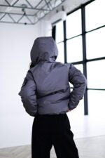 Женский Утепленный Темно-Серый Анорак с Нашивкой на Рукаве