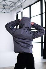 Женский Утепленный Темно-Серый Анорак с Нашивкой на Рукаве