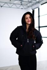 Женский Утепленный Черный Анорак с Нашивкой на Рукаве