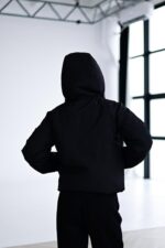 Женский Утепленный Черный Анорак с Нашивкой на Рукаве