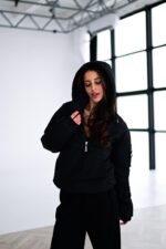 Женский Утепленный Черный Анорак с Нашивкой на Рукаве