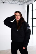 Женский Утепленный Черный Анорак с Нашивкой на Рукаве