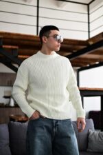 Мужской Теплый Базовый Молочный Свитер Свободного Кроя со Спущенным Плечом