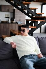 Мужской Теплый Базовый Молочный Свитер Свободного Кроя со Спущенным Плечом