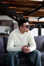 Мужской Теплый Базовый Молочный Свитер Свободного Кроя со Спущенным Плечом