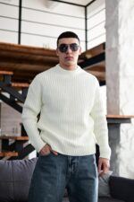 Мужской Теплый Базовый Молочный Свитер Свободного Кроя со Спущенным Плечом