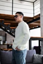 Мужской Теплый Базовый Молочный Свитер Свободного Кроя со Спущенным Плечом