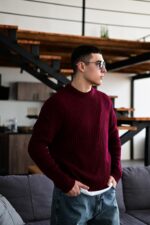 Мужской Теплый Базовый Бордовый Свитер Свободного Кроя со Спущенным Плечом