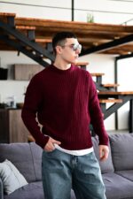 Мужской Теплый Базовый Бордовый Свитер Свободного Кроя со Спущенным Плечом
