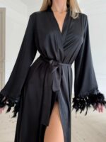 Женский Длинный Черный Атласный Халат с Перьями на Рукавах и Кружевной Спинкой