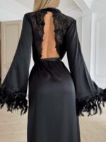 Женский Длинный Черный Атласный Халат с Перьями на Рукавах и Кружевной Спинкой