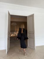 Женский Длинный Черный Атласный Халат с Перьями на Рукавах и Кружевной Спинкой