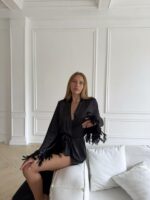 Женский Длинный Черный Атласный Халат с Перьями на Рукавах и Кружевной Спинкой