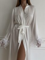 Женский Длинный Белый Атласный Халат с Перьями на Рукавах и Кружевной Спинкой