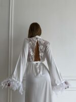 Женский Длинный Белый Атласный Халат с Перьями на Рукавах и Кружевной Спинкой