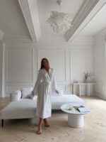 Женский Длинный Белый Атласный Халат с Перьями на Рукавах и Кружевной Спинкой