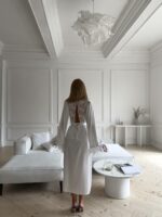 Женский Длинный Белый Атласный Халат с Перьями на Рукавах и Кружевной Спинкой