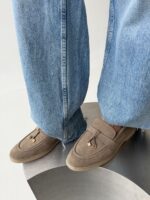 Женские Классические Замшевые Бежевые Туфли Лоферы с Декором