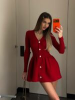 Женское Приталенное Красное Трикотажное Платье Мини на Пуговицах с V-вырезом